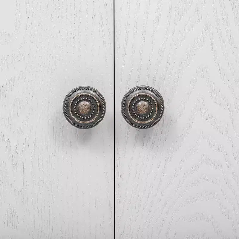 Armoire de rangement à 4 portes en placage de frêne avec pieds incurvés et étagères réglables