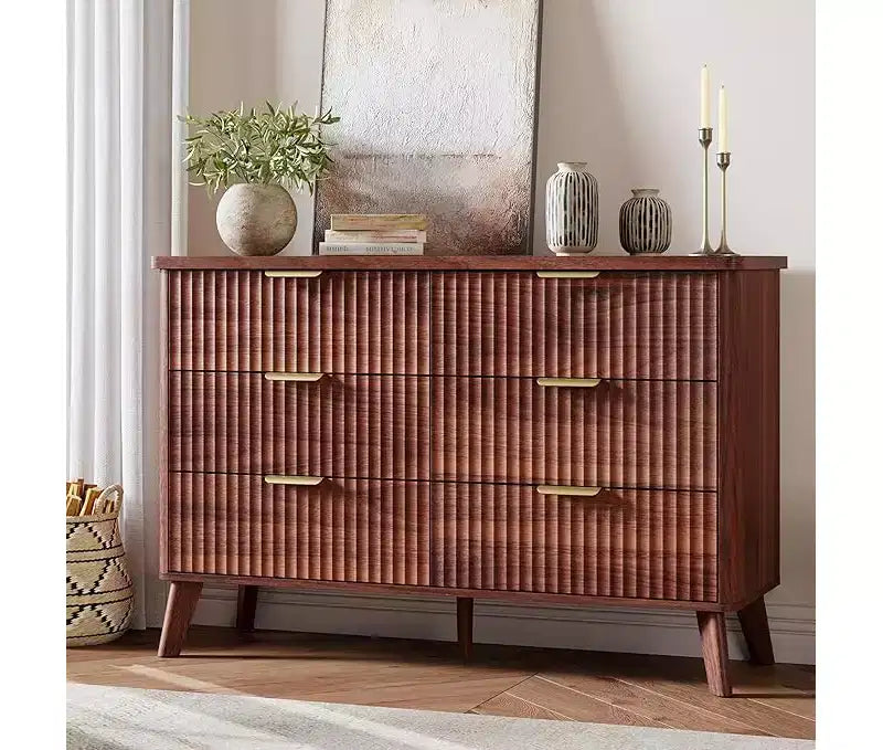 Commode à 6 tiroirs en bois avec façades cannelées et poignées dorées 119 cm