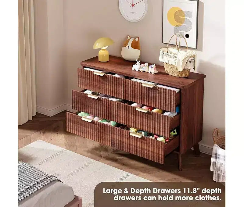 Commode à 6 tiroirs en bois avec façades cannelées et poignées dorées 119 cm