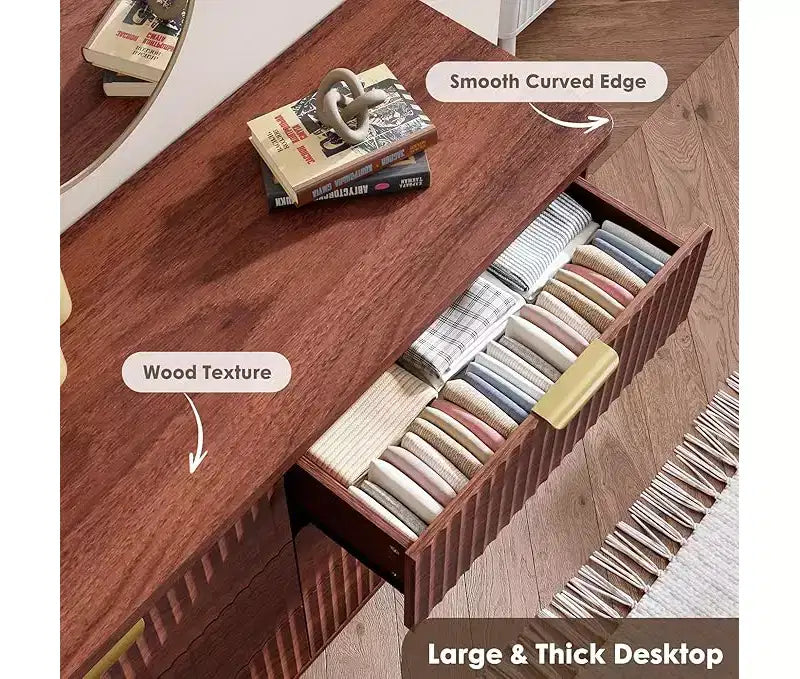 Commode à 6 tiroirs en bois avec façades cannelées et poignées dorées 119 cm