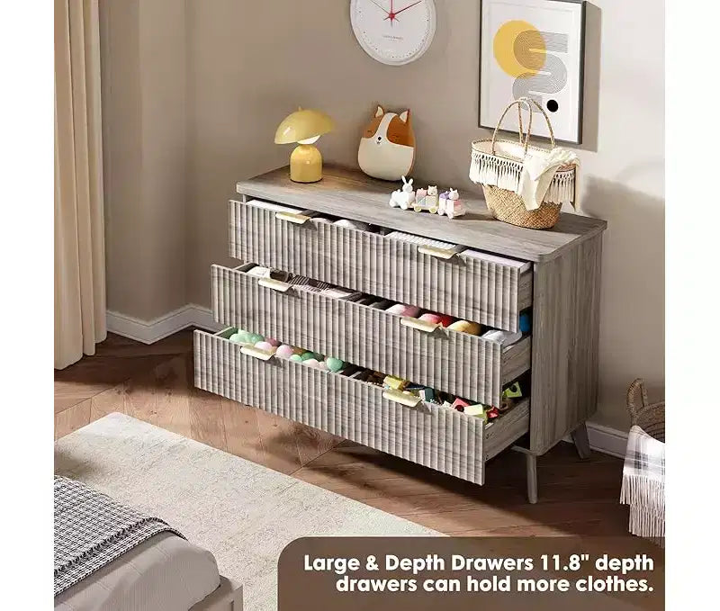 Commode à 6 tiroirs en bois avec façades cannelées et poignées dorées 119 cm