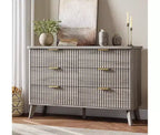 Commode à 6 tiroirs en bois avec façades cannelées et poignées dorées 119 cm