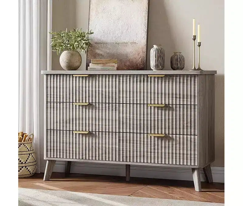 Commode à 6 tiroirs en bois avec façades cannelées et poignées dorées 119 cm