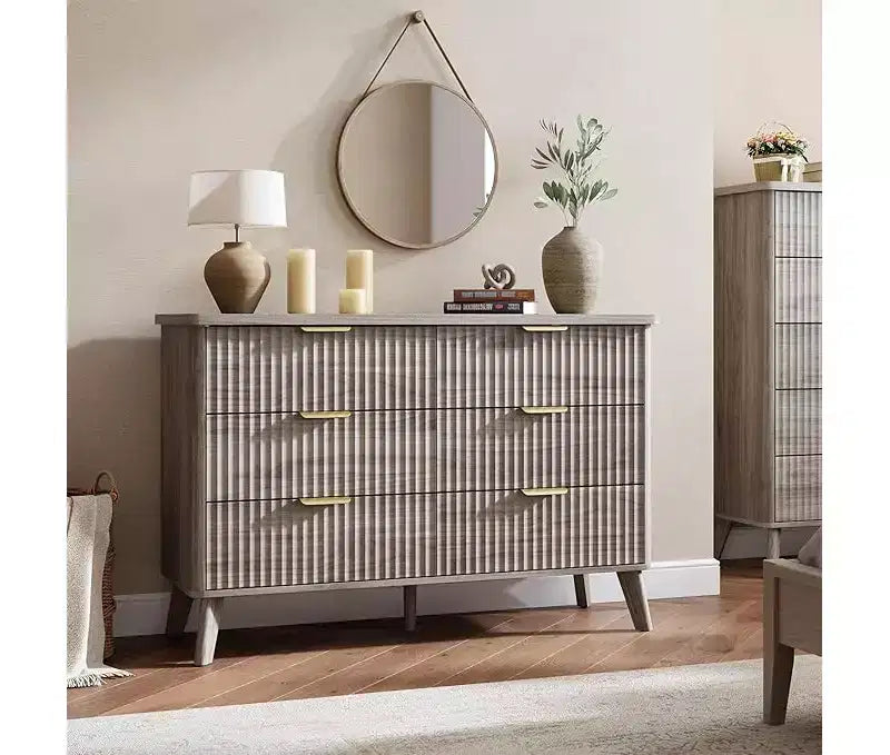 Commode à 6 tiroirs en bois avec façades cannelées et poignées dorées 119 cm