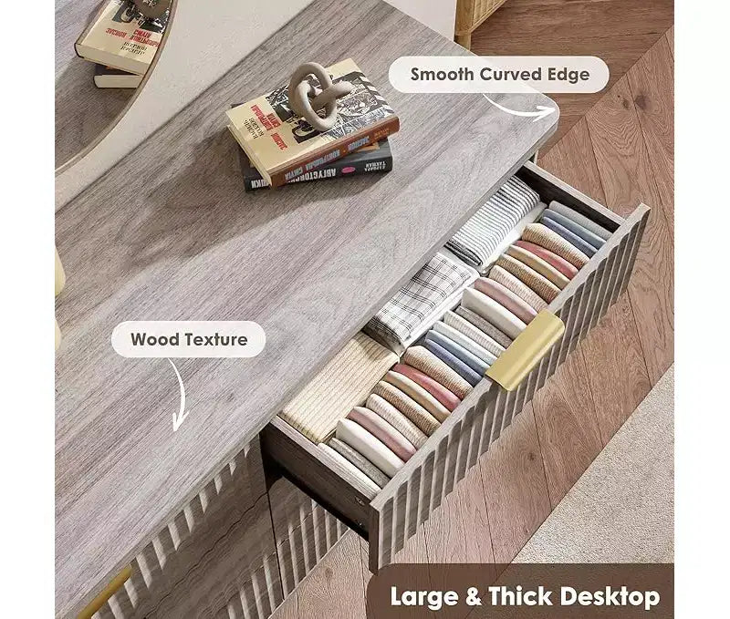 Commode à 6 tiroirs en bois avec façades cannelées et poignées dorées 119 cm